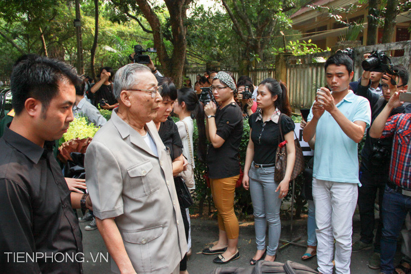 Trung tướng Đồng Sĩ Nguyên khóc thương người Anh Cả