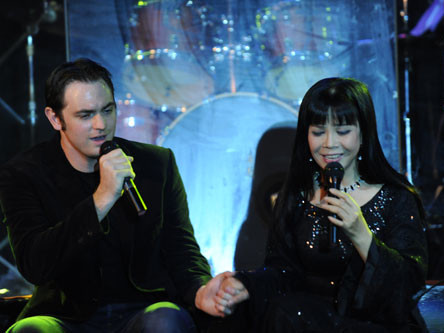 Chàng 'Tây' hát 'Bụi phấn' bằng tiếng Việt