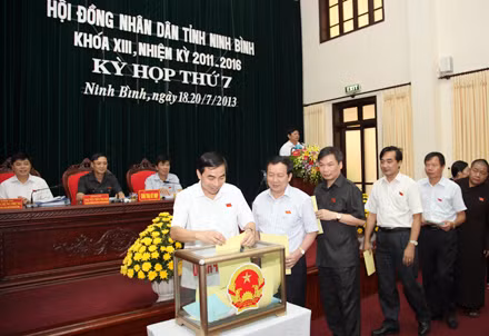 Các đại biểu bỏ phiếu tín nhiệm đối với những người giữ chức vụ do HĐND tỉnh bầu.