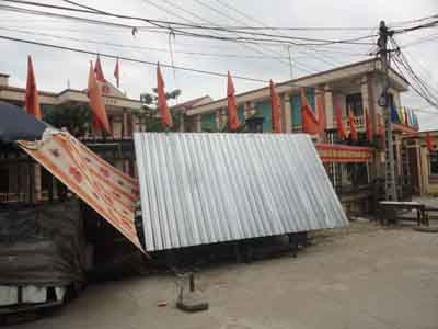 Nhếch nhác trước trụ sở UBND xã