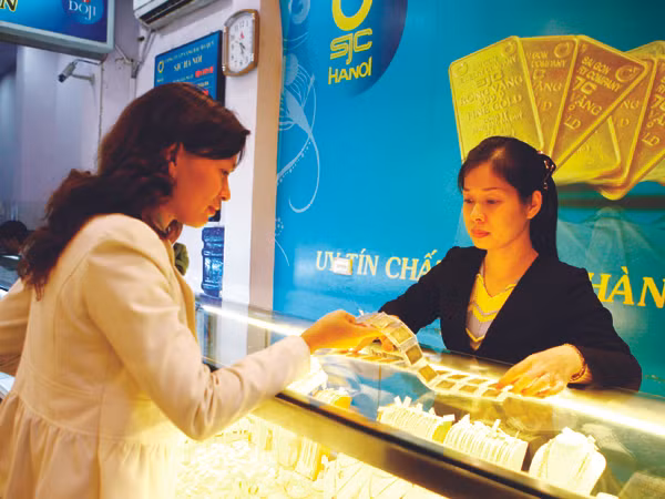 Giao dịch vàng miếng SJC tại Hà Nội