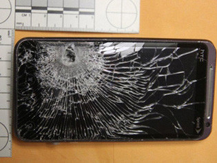 Điện thoại di động đỡ đạn cho nhân viên trạm xăng