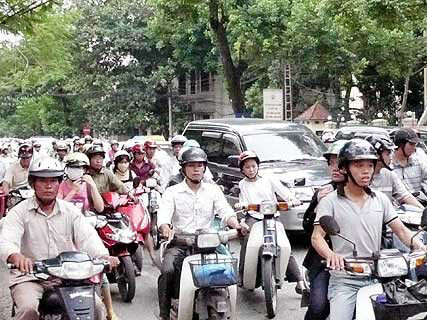 Thu phí xe máy 80.000 đồng một năm