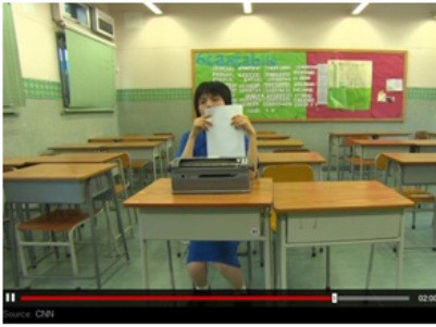 Kinh ngạc nữ sinh khiếm thị đọc chữ nổi bằng... môi