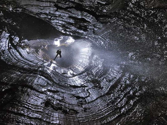 Khám phá hang động đá vôi ở Anh