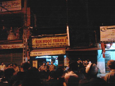 Dùng súng uy hiếp nhân viên, cướp tiệm vàng