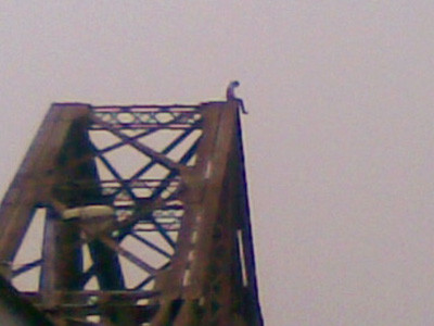 Cận cảnh vụ giải cứu thiếu nữ tự tử trên cầu Long Biên