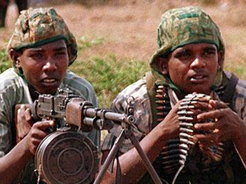 Đổi súng đạn lấy... áo lót