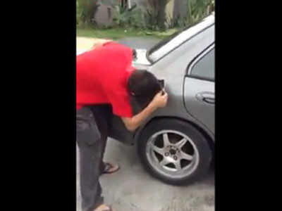 Chơi ngông châm lửa bình xăng mồi thuốc