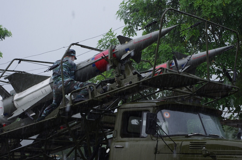 Lính phòng không thi triển hỏa lực