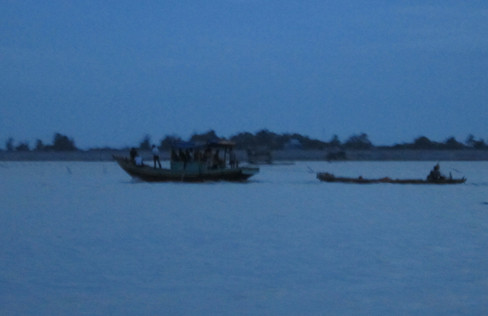 'Dàn trận' hỗn chiến trên sông, hơn 10 người trọng thương, mất tích