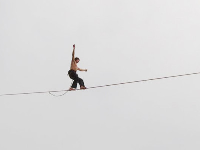 Đi trên dây qua hai ngọn núi cao nhất nước Áo