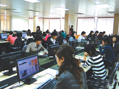 Ngồi cầu may chờ thí sinh nhập học