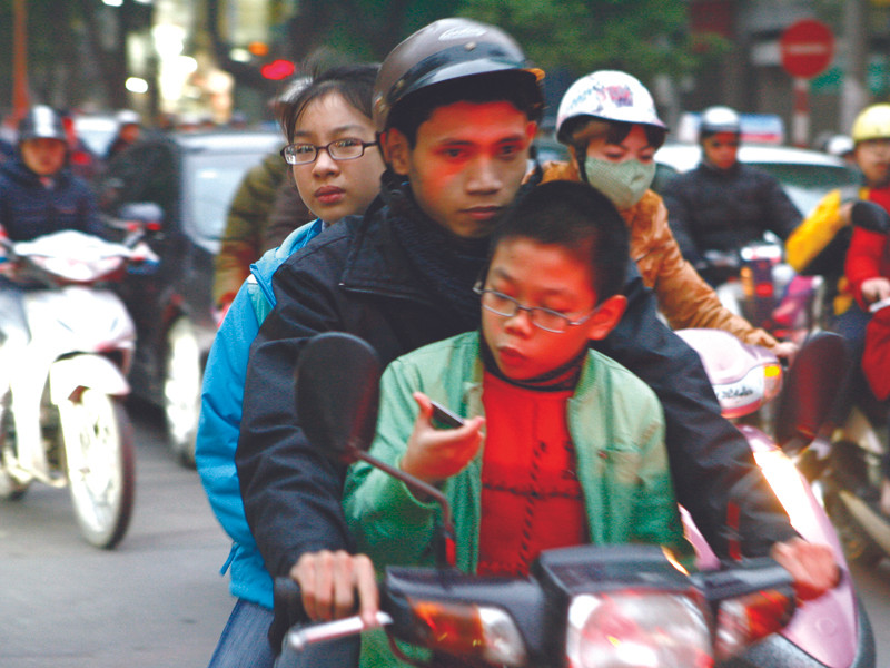 Đường phố Hà Nội ngày thay đổi giờ làm và giờ học Ảnh: Hồng Vĩnh