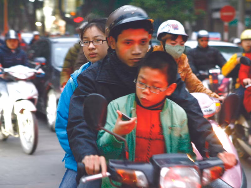 Đường phố Hà Nội ngày thay đổi giờ làm và giờ học Ảnh: Hồng Vĩnh