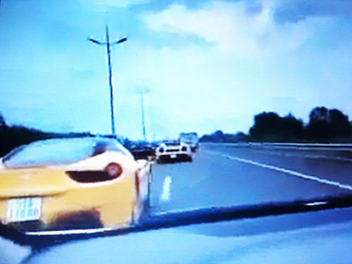 'Thiếu gia' đua siêu xe trên đường cao tốc