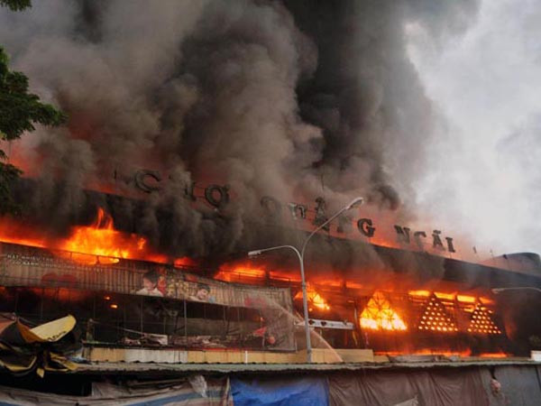 Chợ trung tâm Quảng Ngãi bị thiêu rụi