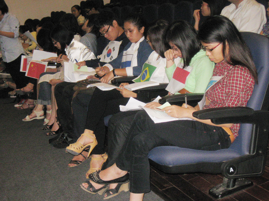 Bạn trẻ tham gia phiên đàm phán giả định Ảnh: P.T