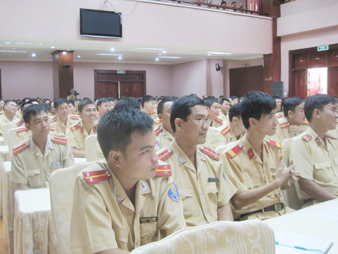 Cảnh sát giao thông 'học lễ phép' với dân