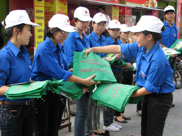 Thanh niên quận Đống Đa trước giờ phát túi thân thiện với môi trường cho người dân