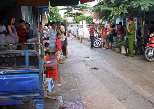 Dân van lạy kẻ sát nhân đừng đâm cô giáo