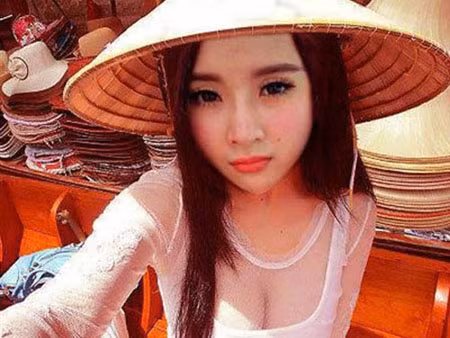 Người đẹp Việt mặc áo dài mỏng tang khoe... phụ kiện