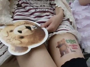 Thiếu nữ Nhật 'sốt' với quảng cáo trên…đùi