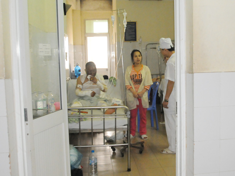 Bệnh nhân Đặng Văn Tiệp - một trong năm bệnh nhân đang điều trị tại Khoa bỏng người lớn. Ảnh: Tuấn Nguyễn