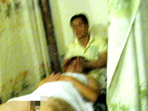 Khách vào massage không mặc quần, mà chỉ quàng khăn