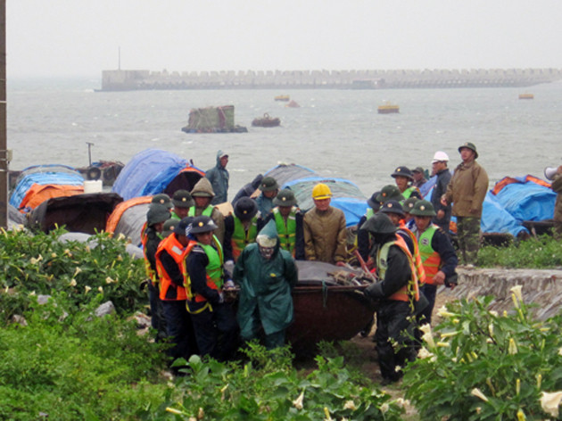 Bộ đội Hải quân giúp dân chống bão