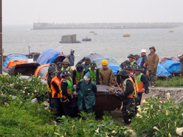 Bộ đội Hải quân giúp dân chống bão