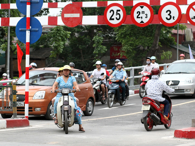 Vi phạm giao thông ngày thông xe cầu vượt thép