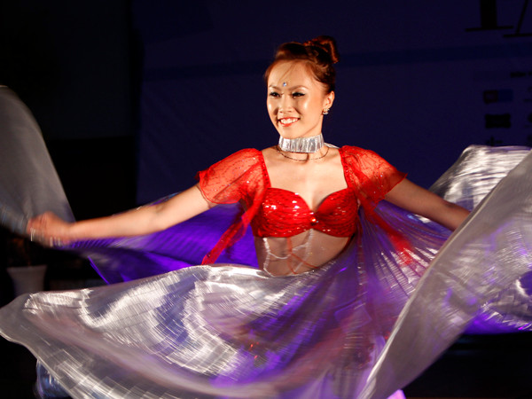 Thí sinh Facelook gợi cảm với vũ điệu xứ Ả rập