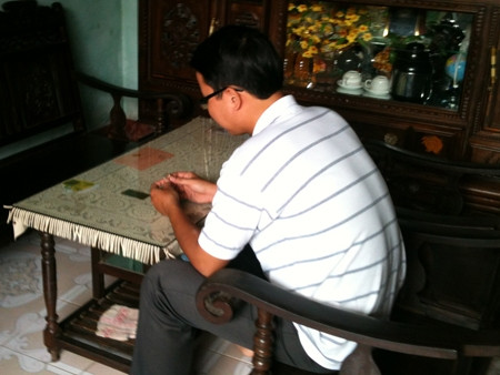 Bị nhà gái trả lại đồ cưới vì cha... quá lăng nhăng