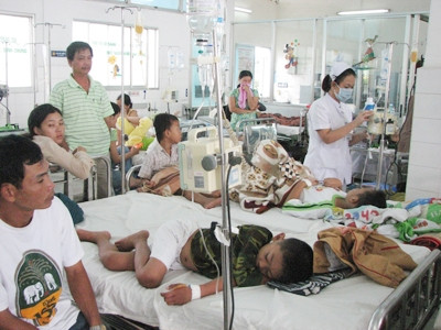 Bùng phát dịch tay chân miệng, hàng loạt trẻ nhập khoa Nhiễm BV Nhi đồng 1. Ảnh: L.N