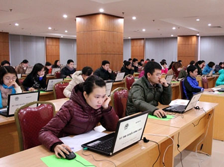 Không được phân biệt tại chức hay chính quy