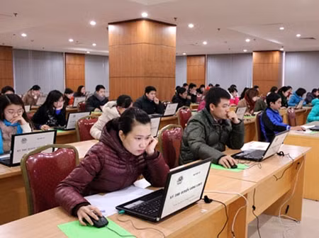 Không được phân biệt tại chức hay chính quy