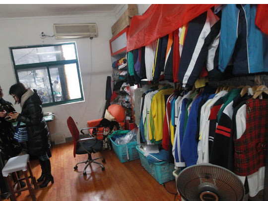 Một quầy bán đồng phuc của Công ty Âu Hà