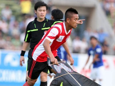 Trọng tài V.League bị 'đạn' bắn thủng