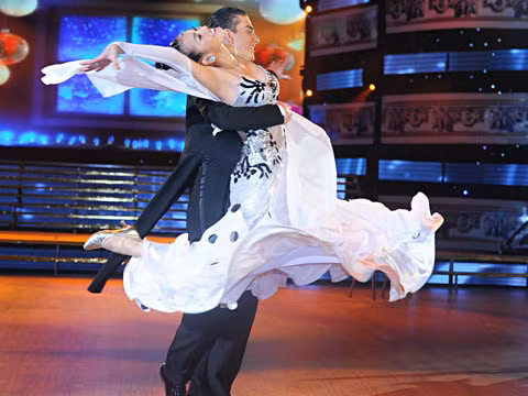 Bước Nhảy Hoàn Vũ: Nhảy vẫn ít, diễn quá nhiều