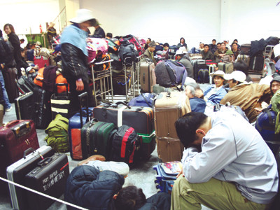 Lao động Việt Nam tại sân bay Djerba, Tunisia. PV Tiền Phong tại biên giới Libya - Tunisia (ảnh nhỏ)	Ảnh: Đình Thắng