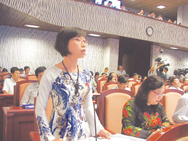 Đại biểu Phạm Thị Thanh Mai chất vấn về sai phạm tại Công viên Tuổi Trẻ Ảnh: Minh Tuấn