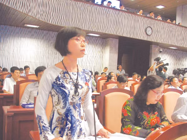 Đại biểu Phạm Thị Thanh Mai chất vấn về sai phạm tại Công viên Tuổi Trẻ Ảnh: Minh Tuấn