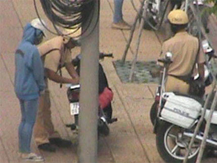 Cô gái trẻ quỳ xuống đường, van xin… CSGT