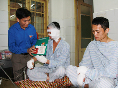 Tặng Huy hiệu Tuổi trẻ dũng cảm cho chiến sỹ chống 'giặc lửa'