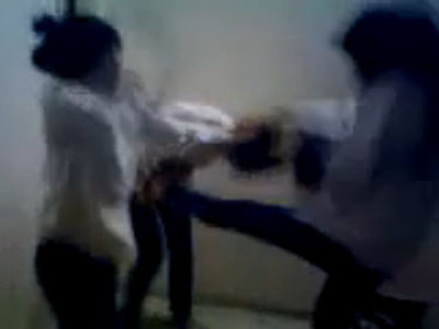 Clip được cho là nữ sinh Hà Thành đánh nhau