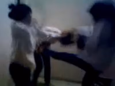 Clip được cho là nữ sinh Hà Thành đánh nhau