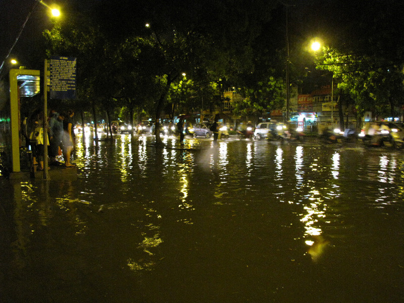 Mưa lớn, đường Hà Nội thành sông