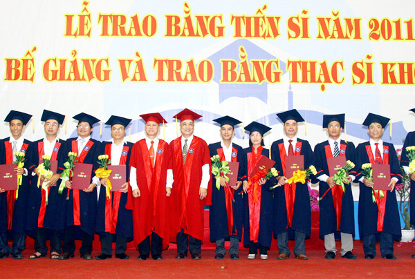 Các tân tiến sĩ ĐH Sư phạm Hà Nội năm 2011 Ảnh: TTXVN