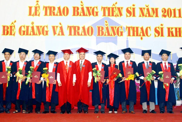 Các tân tiến sĩ ĐH Sư phạm Hà Nội năm 2011 Ảnh: TTXVN